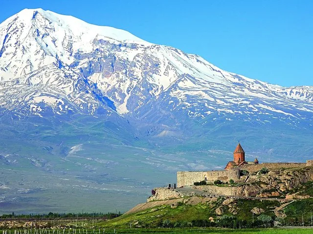Monastère de Khor Virap situé sur une colline avec le mont Ararat se dressant derrière