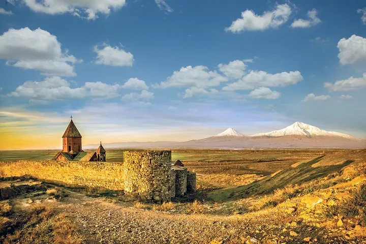 Monastère de Khor Virap resplendissant au soleil avec le mont Ararat en arrière-plan