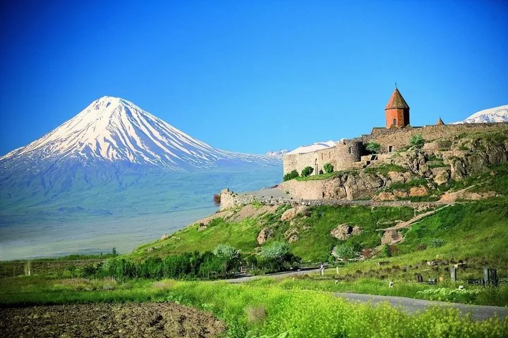 Malerischer Blick auf das Kloster Khor Virap mit dem Berg Ararat unter klarem blauem Himmel