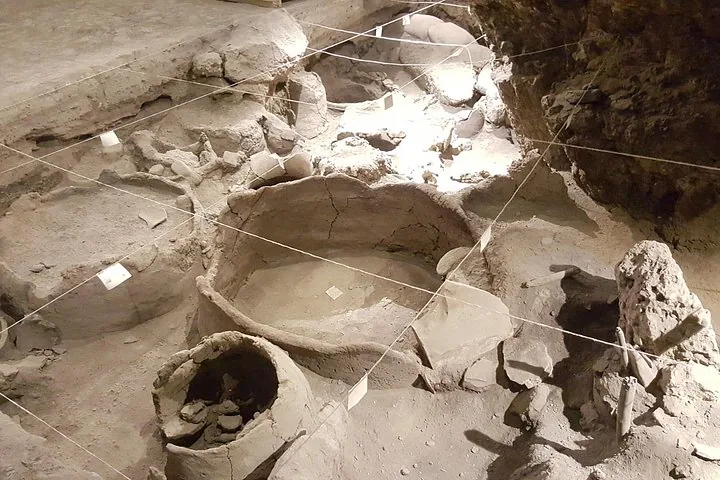 Site de fouilles archéologiques à l'intérieur de la grotte Areni-1 avec d'anciens pots en argile