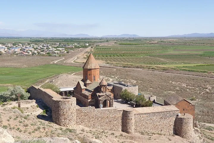 Klosteranlage Khor Virap mit Blick auf die weite Ararat-Ebene